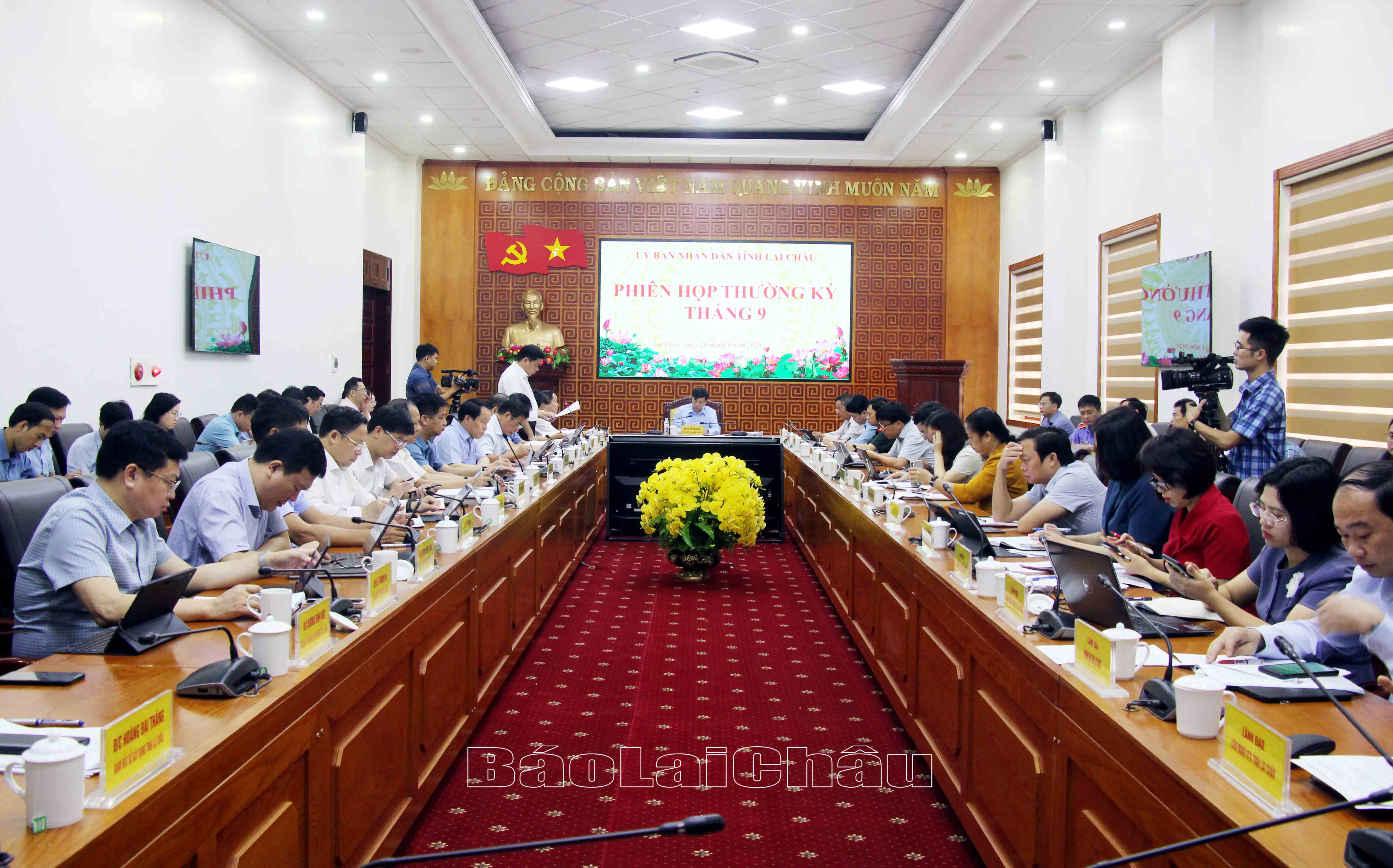 Quang cảnh phiên họp.